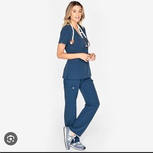 Figs dark harbor scrub set